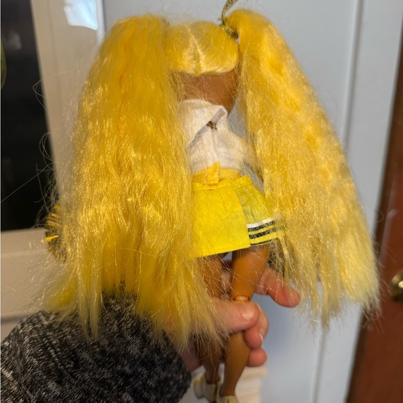 RAINBOW HIGH Sunny Madison Cheer Doll toy cheerleader - Picture 5 of 6